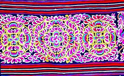 毕节苗绣:飞针走线赶订单 毕节苗绣:飞针走线赶订单