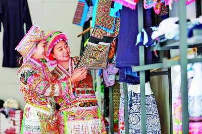 毕节苗绣:飞针走线赶订单 毕节苗绣:飞针走线赶订单