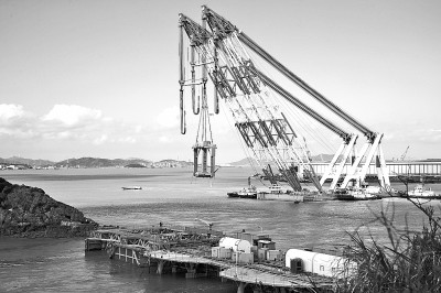 我国自主研发的第四代潮流能发电机组下海