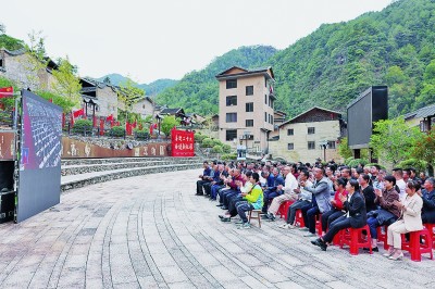 福建下党乡干部群众在广场上收看党的二十大开幕会