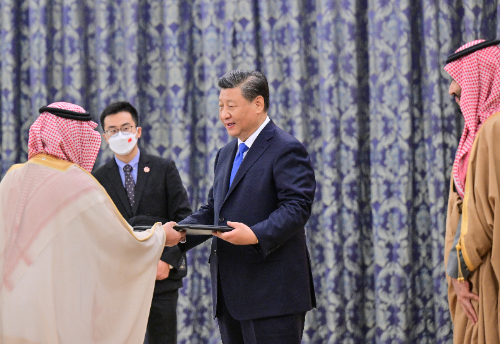 习近平接受苏欧德国王大学授予名誉博士学位