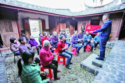 理论宣讲员宣讲党的二十大精神