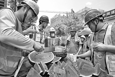 山东青岛：工地防暑送清凉