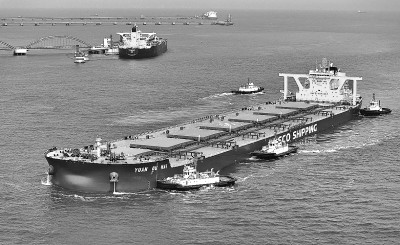 河北曹妃甸港区:40万吨“巨无霸”矿船满载靠泊 河北曹妃甸港区:40万吨“巨无霸”矿船满载靠泊