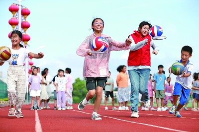 大学生“公益课堂”助力乡村孩子快乐度假