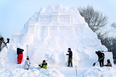 冰城火热雕琢“雪世界”