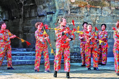 【我们这些年俗】舞金钱棍