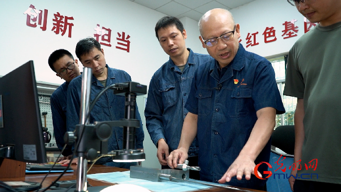 中国梦·大国工匠篇︱罗军:磨刀不误车床工 0.01毫米彰显真功夫 中国梦·大国工匠篇︱罗军:磨刀不误车床工 0.01毫米彰显真功夫