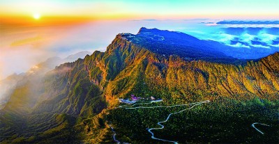 峰峦叠翠峨眉山