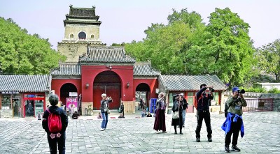 托起千家万户“稳稳的幸福” 托起千家万户“稳稳的幸福”