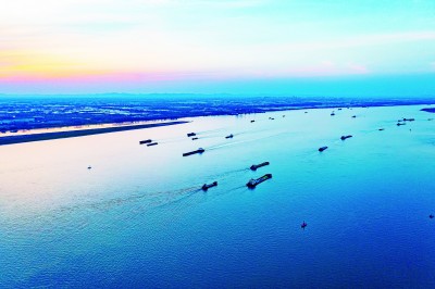 托起千家万户“稳稳的幸福” 托起千家万户“稳稳的幸福”