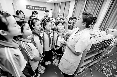 更积极、更主动,合力防控“小眼镜” 更积极、更主动,合力防控“小眼镜”