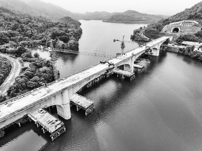 成渝中线高铁玄天湖双线大桥合龙