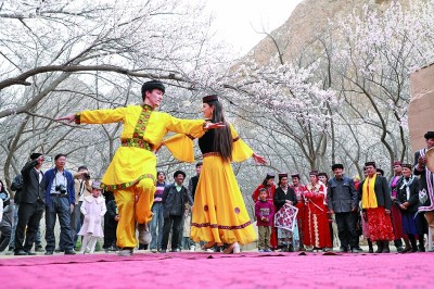 【文化中国行】在新疆寻找春天