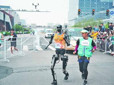 全球首个人形机器人半程马拉松在北京开跑