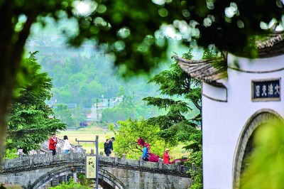 古镇逢春 美景醉人