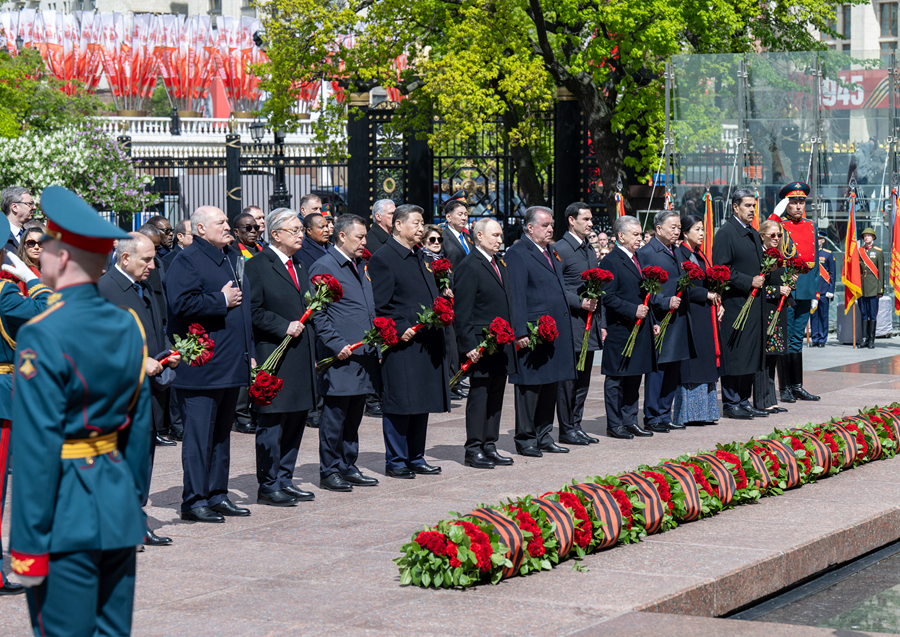 习近平出席俄罗斯纪念苏联伟大卫国战争胜利80周年庆典