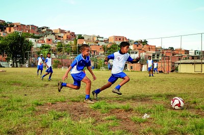 红砖墙间的绿茵场——中企助力巴西青少年足球梦
