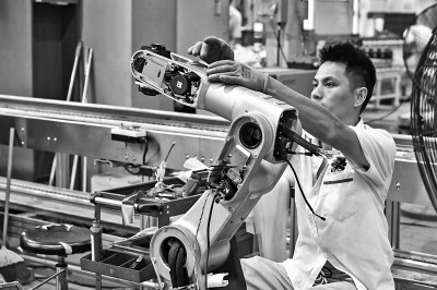 在机器人生产企业看“中国智造”