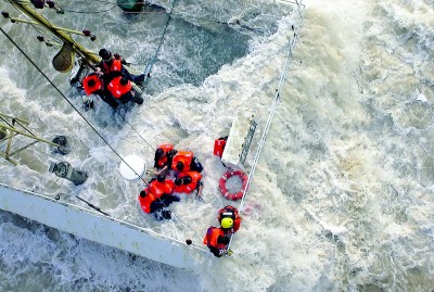 海上“逆行者”——中国救助打捞队伍的冲锋时刻 海上“逆行者”——中国救助打捞队伍的冲锋时刻