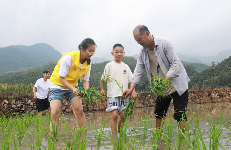 【“奋斗号”青春专列】革命老区筑梦 “护苗学堂”育心 【“奋斗号”青春专列】革命老区筑梦 “护苗学堂”育心
