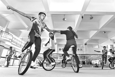 河北吴桥：外国留学生 杂技学艺忙