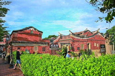 百年侨村引游人