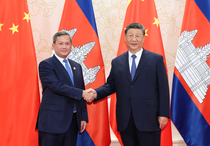 习近平会见柬埔寨首相洪玛奈