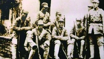 一面战旗 铁血荣光辉映前进方向