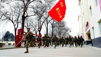 一面战旗 铁血荣光辉映前进方向