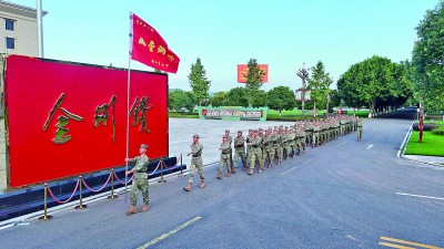 一面战旗 铁血荣光辉映前进方向