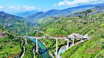 渝昆高铁江底牛栏江特大桥合龙