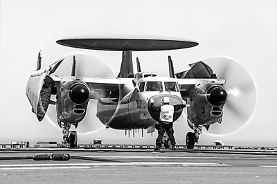 中国海军三型舰载机在福建舰成功完成起降训练