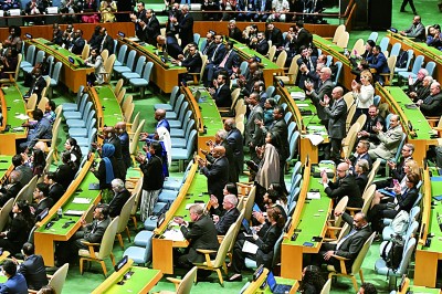 坚守“两国方案”，维护中东和平与正义