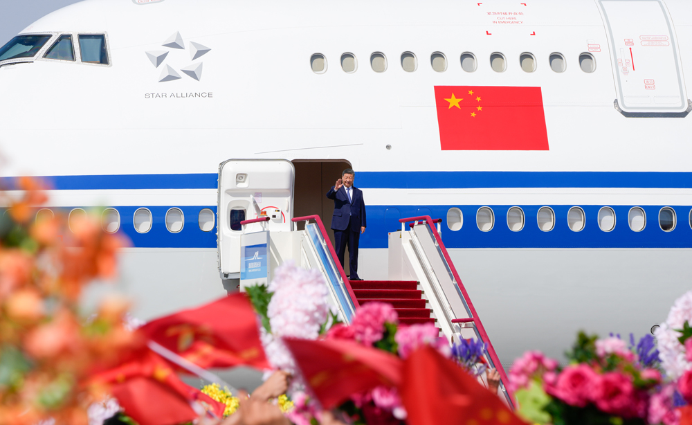 习近平率中央代表团赴乌鲁木齐出席新疆维吾尔自治区成立70周年庆祝活动