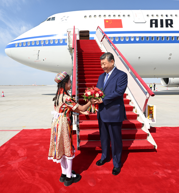 习近平率中央代表团赴乌鲁木齐出席新疆维吾尔自治区成立70周年庆祝活动