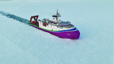 我国科考队圆满完成北极载人深潜任务 “奋斗者”号“蛟龙”号实现水下“携手”作业