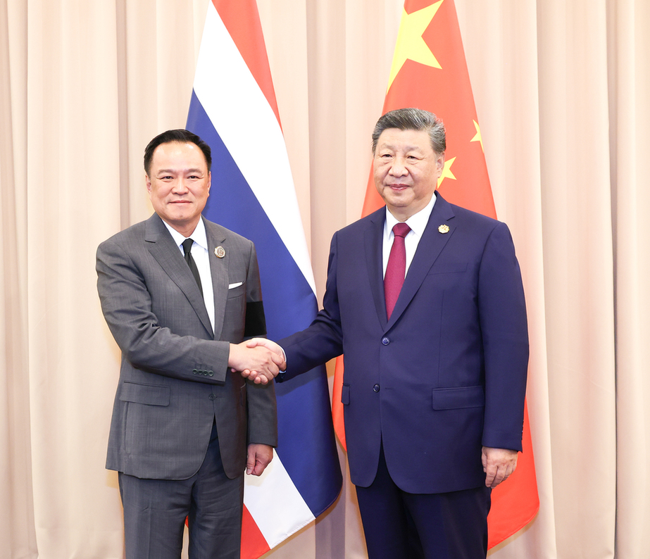 习近平会见泰国总理阿努廷