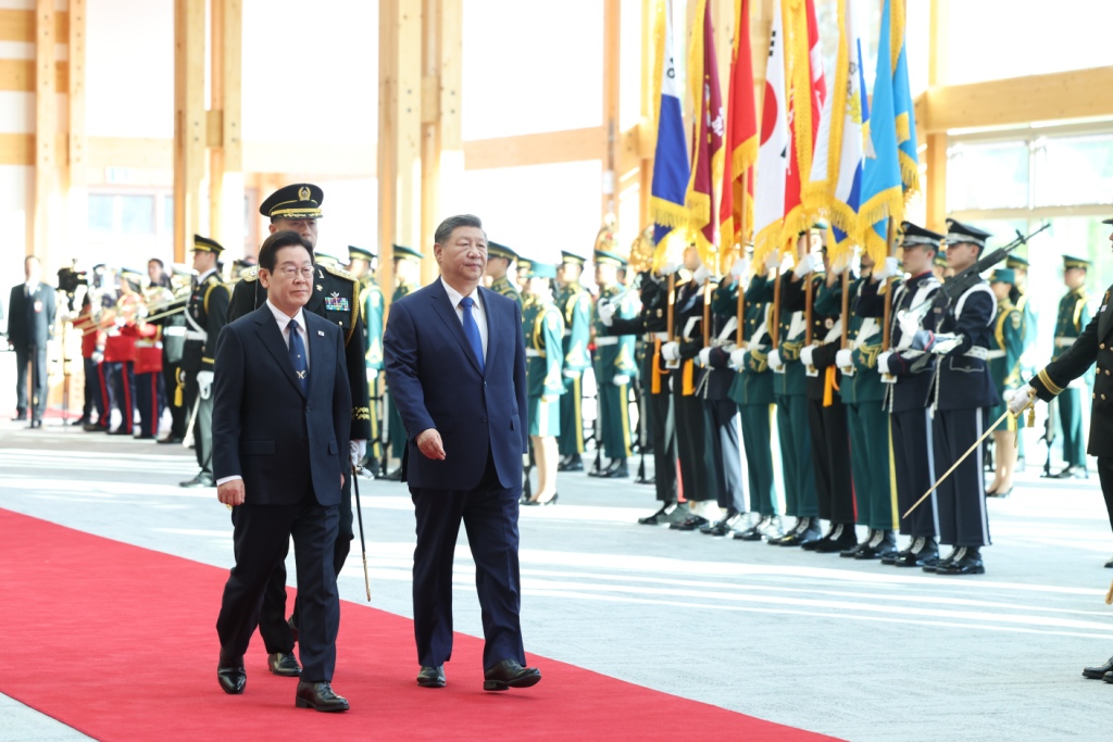 习近平同韩国总统李在明会谈