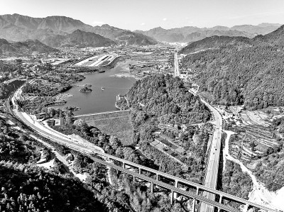 贵州瓮马铁路南延伸线架梁铺轨完成