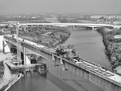 沪渝蓉高铁通泰扬特大桥跨太平河桥精准合龙