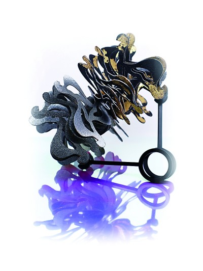 大漆髹巧饰 古艺焕新辉——传统漆艺在当代首饰设计中的应用