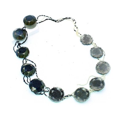 大漆髹巧饰 古艺焕新辉——传统漆艺在当代首饰设计中的应用