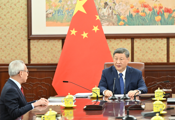 习近平听取岑浩辉述职报告 习近平听取岑浩辉述职报告
