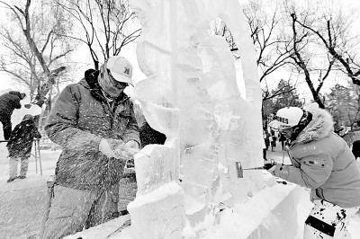 “冰城”新年冰雕创作忙