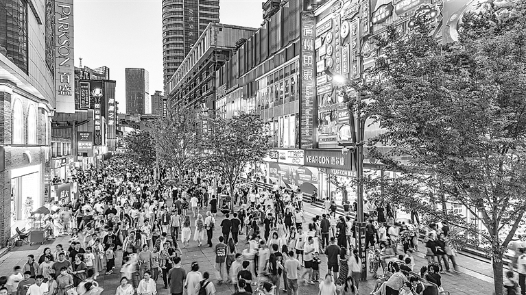 新场景、新业态、新体验——淮河路上人潮涌