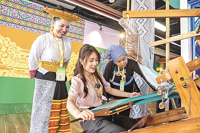 全国乡村工匠超13万人,带动乡村500多万人就业增收——老手艺成就“新饭碗” 全国乡村工匠超13万人,带动乡村500多万人就业增收——老手艺成就“新饭碗”