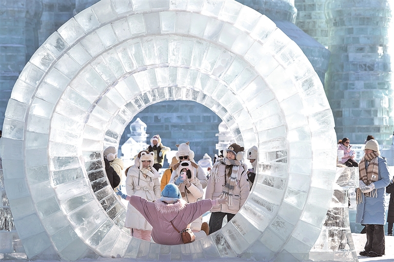从“赏冰乐雪”到“玩冰创雪”——黑龙江:冰天雪地里又生出新花样 从“赏冰乐雪”到“玩冰创雪”——黑龙江:冰天雪地里又生出新花样