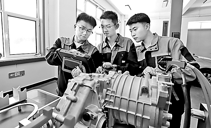 告别“黑板上开拖拉机”——职业实训如何打通产学“断层” 告别“黑板上开拖拉机”——职业实训如何打通产学“断层”