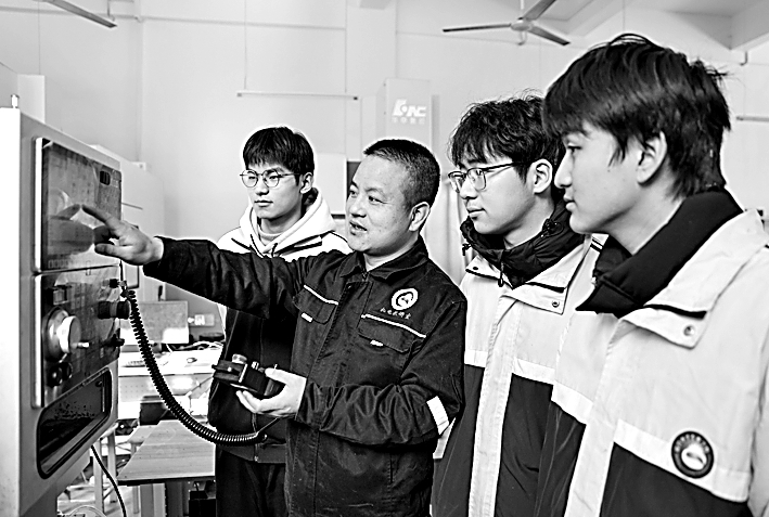 告别“黑板上开拖拉机”——职业实训如何打通产学“断层” 告别“黑板上开拖拉机”——职业实训如何打通产学“断层”